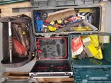 une boîte à outils contenant des outils, posée sur une étagère