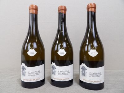 trois bouteilles de vin sont alignées sur une table
