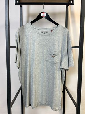 un t-shirt suspendu à un portant dans une pièce
