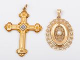 deux pendentifs en forme de croix en or, ornés d'un diamant blanc au centre
