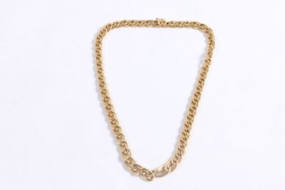 gros plan d'un collier en chaîne en or sur fond blanc