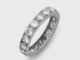 gros plan d'une bague en diamant sur fond blanc