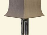 une lampe posée sur une table sur laquelle se trouve une lampe