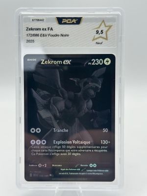 un gros plan d'une carte dans un étui en plastique posée sur une surface blanche
