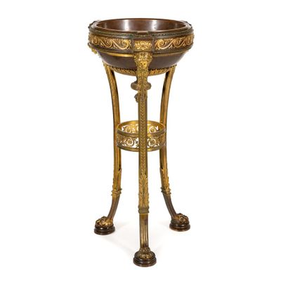un socle richement décoré surmonté d'un bol en métal