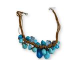 un gros plan d'un collier composé de perles bleues sur fond blanc