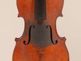 un vieux violon posé sur une surface blanche