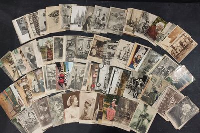 il y a beaucoup de vieilles photos de personnes sur cette table