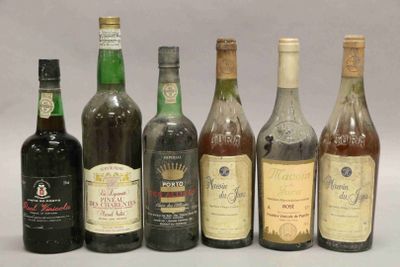 plusieurs bouteilles de vin sont alignées sur une table