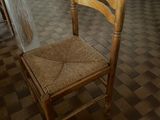 une chaise qui se trouve au milieu d'une pièce