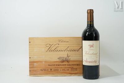 une bouteille de vin posée à côté d'une caisse en bois