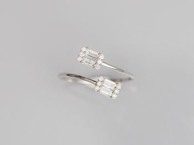une paire de bagues en or blanc serties de diamants taille baguette et de diamants