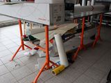 un micro-ondes posé sur une table au milieu d'une pièce
