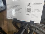 une affiche fixée sur le guidon d'un vélo dans un magasin