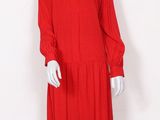 un mannequin portant une robe rouge à manches longues
