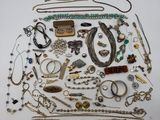 un assortiment de colliers et de bracelets variés, présentés sur un fond blanc