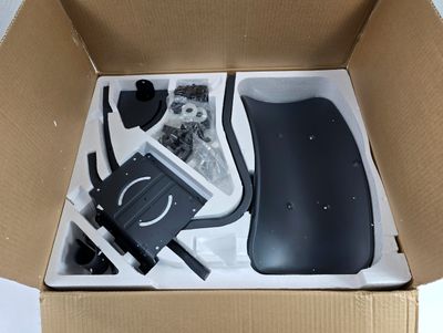 une boîte en carton contenant une souris d'ordinateur et d'autres objets
