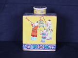 vase jaune et bleu orné de motifs asiatiques sur fond noir