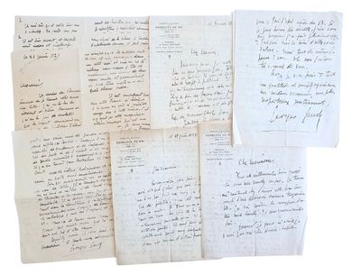 Plusieurs vieux papiers manuscrits sont empilés les uns sur les autres