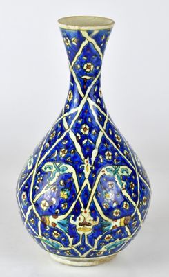 vase bleu et blanc orné d'un motif floral sur fond blanc