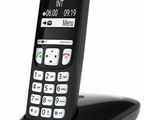 une image montrant un gros plan d'un téléphone portable posé sur un support