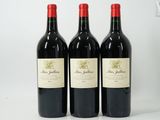 trois bouteilles de vin rouge posées sur une table blanche