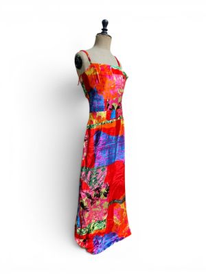 une photo d'une robe sur un mannequin, sur fond blanc