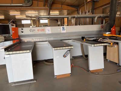 une machine qui travaille sur une pièce de métal
