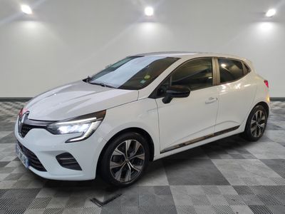 une voiture blanche garée dans un garage au sol en damier
