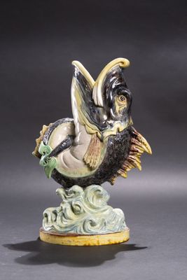 figurine représentant un oiseau noir et blanc sur un socle vert