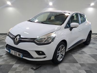 la voiture blanche est garée sur un sol en damier dans le garage