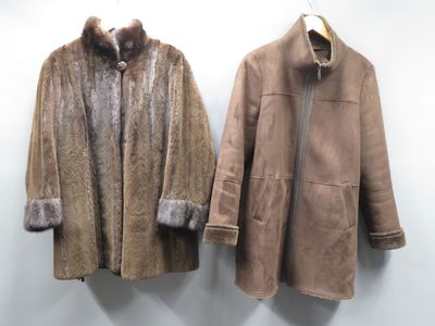 Blouson en vison brun rasé en chevrons, col et manches en vison brun.  - Photo 1