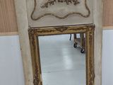 un miroir posé par terre devant un mur