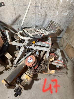 une pile d'outils posés sur le sol