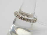 une bague posée sur le bord d'un verre d'eau