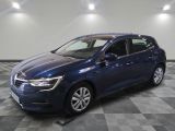 une voiture bleue est garée sur le sol à carreaux d'un garage