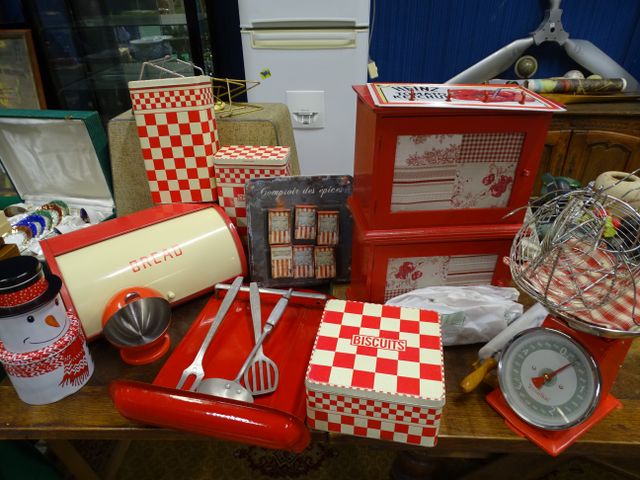 Important lot d’ustensiles de cuisine moderne de style vintage ro...