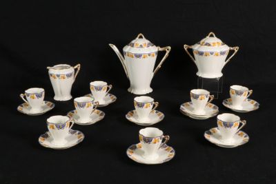 a lot of cups and saucers that are on the table