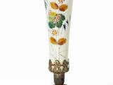 un vase en verre posé sur un socle, sur fond blanc