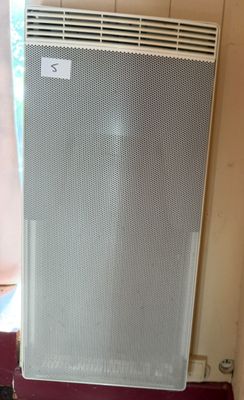 un petit climatiseur posé par terre dans un coin de la pièce