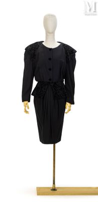 robe noire à volants posée sur un mannequin