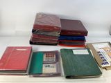 un grand nombre de livres posés sur une table