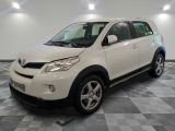 une photo d'une Toyota RAV blanche garée dans un garage