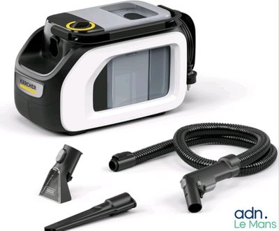 un aspirateur noir et blanc avec un tuyau à côté