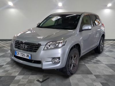 une photo d'une Toyota RAV argentée garée dans un garage