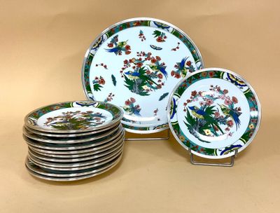 un grand nombre d'assiettes posées sur une table