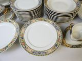 beaucoup d'assiettes et de tasses sur la table