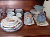 de nombreuses assiettes et tasses posées sur une table en bois