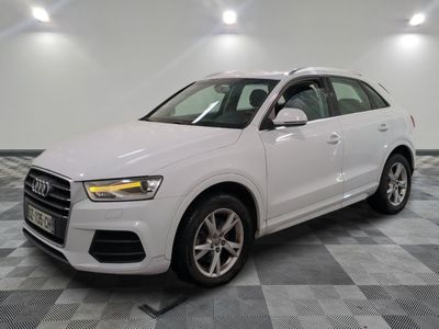 l'audi suv blanc est garé sur un carrelage à carreaux