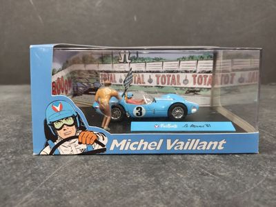la boîte est ouverte pour montrer la maquette d'une voiture de course bleue